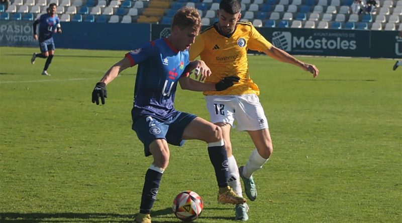 El CD Móstoles URJC no logra romper el patrón de victoria-empate en El Soto al enfrentarse a Las Rozas en un partido táctico que terminó 0-0.