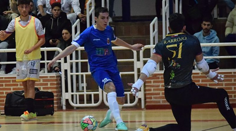 Dani Santos, jugador del Ciudad de Móstoles FS, encara al portero del Tres Cantos.