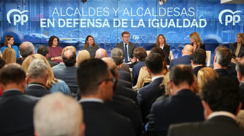Feijóo anunció que los 3.361 alcaldes del PP que representan a 23,2 millones de españoles firmarán el sábado en actos provinciales un manifiesto por la igualdad