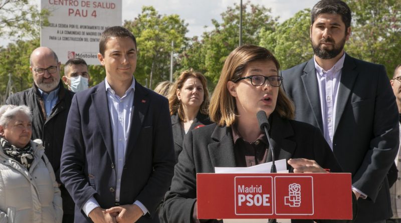 Noelia Posse y Álex Martín, durante un acto del PSOE en Móstoles con Juan Lobato.