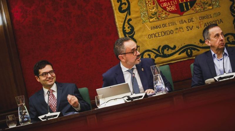 El alcalde, Manuel Bautista, durante una sesión plenaria.