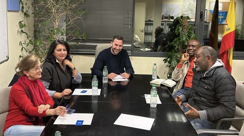 El concejal de Participación Ciudadano, Raúl Gallego, en una reunión para implementar la Oficina de Atención al Nuevo Mostoleño.