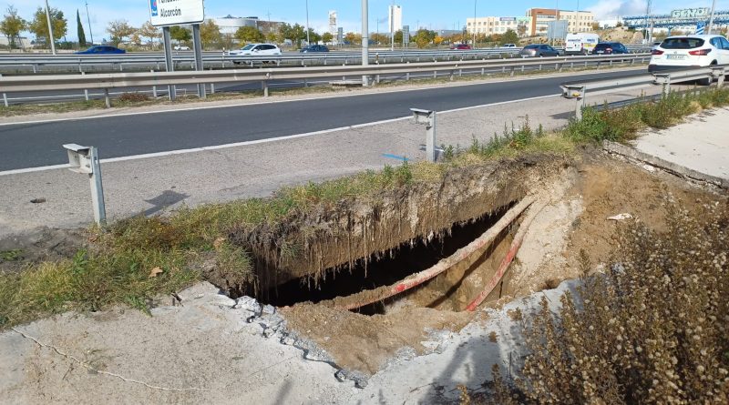 El Ministerio de Transportes y Movilidad Sostenible continúa trabajando para reparar cuanto antes la socavación bajo la vía de servicio de la A-5 sentido Madrid, a la altura de Móstoles.