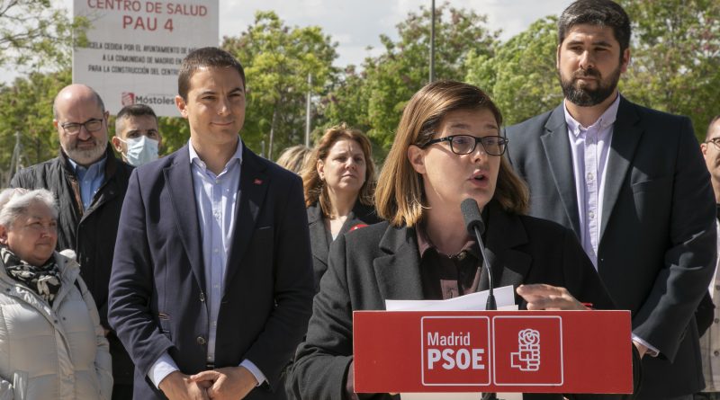 Noelia Posse y Alex Martín, junto al el secretario general del PSOE en la Comunidad de Madrid y portavoz en la Asamblea, Juan Lobato.