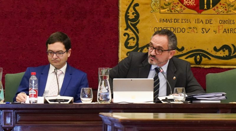 El alcalde, Manuel Bautista, durante una sesión plenaria en el Ayuntamiento de Móstoles.
