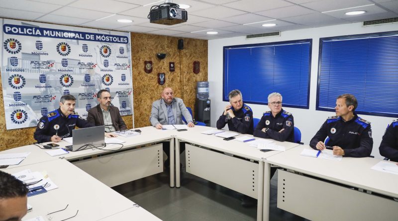 El alcalde Manuel Bautista junto al concejal de Seguridad, Emergencias, Movilidad y Medioambiente, Gabriel Monteserín, y el Jefe de Policía Municipal, Juan Manuel Arribas.