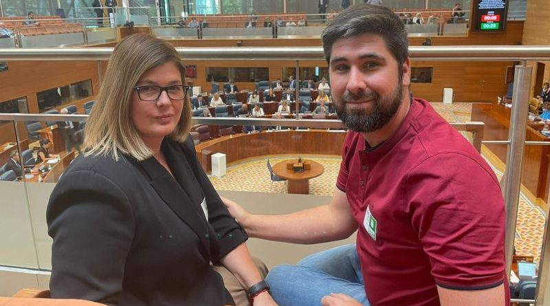 Noelia Posse y Alex Martín, del Grupo Municipal Socialista de Móstoles, en la Asamblea de Madrid.