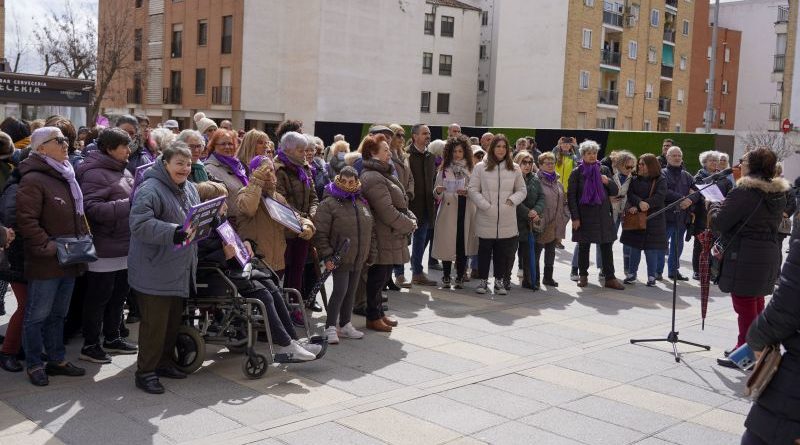 • El homenaje a tres empleadas municipales, la “Caminata por la Igualdad” y la lectura de un manifiesto por parte de las asociaciones de mujeres de la ciudad, protagonizaron los actos del Día de la Mujer, organizados por el Ayuntamiento