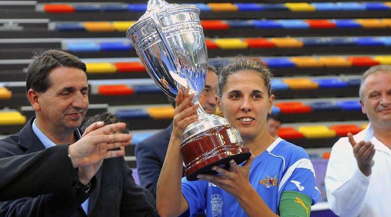 Eva Manguán levantando un título con el Fútbol Sala Móstoles