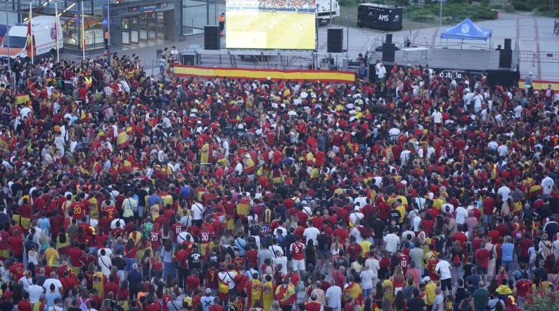 • Más de 6.000 personas vivieron en directo el partido de la selección española de fútbol, retransmitido en pantalla gigante por cortesía de RTVE y la UEFA, en la Plaza del Sol del PAU-4