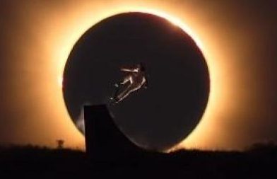 Danny León, el skater mostoleño que se convirtió en la imagen más viral del eclipse total