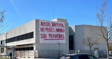 El nuevo PSOE de Juana López recurre a la IA para colocar una pancarta falsa contra Ayuso y Bautista en el nuevo centro de salud del PAU-4