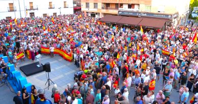 Banderas, proclamas contra el Gobierno: la concentración por Ceuta abarrotó la Plaza de España de Móstoles