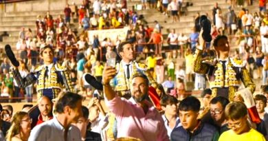 Castella, Roca Rey y De Miranda triunfan a hombros en una tarde de ocho orejas en Móstoles