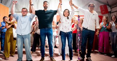 La murciana Juana López ‘condena’ su futuro en su presentación como candidata del PSOE de Móstoles con el imputado Álex Martín junto a Óscar López
