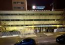 Las banderas del Hospital de Móstoles ondean a media asta por las 69 víctimas del  accidente de Urda