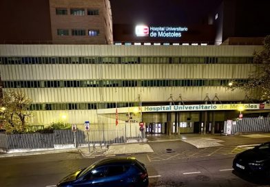 Las banderas del Hospital de Móstoles ondean a media asta por las 69 víctimas del  accidente de Urda