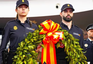 Once agentes reciben condecoraciones al mérito policial en el acto de los Santos Ángeles Custodios en Móstoles