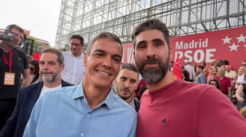La foto del presidente Pedro Sánchez con el procesado Álex Martín que el PSOE de Móstoles retiró de sus redes por orden del ministro Óscar López